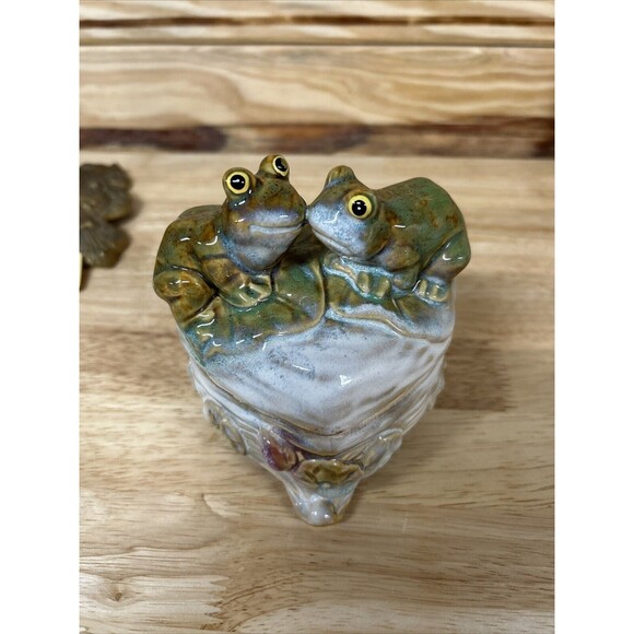 Kissing Frogs Ceramic Trinket Box With Lid Shiny Lusterware Finish - Picture 11 of 11